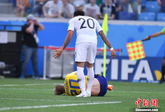  科隆门将神扑两点球助球队逼平拜仁  